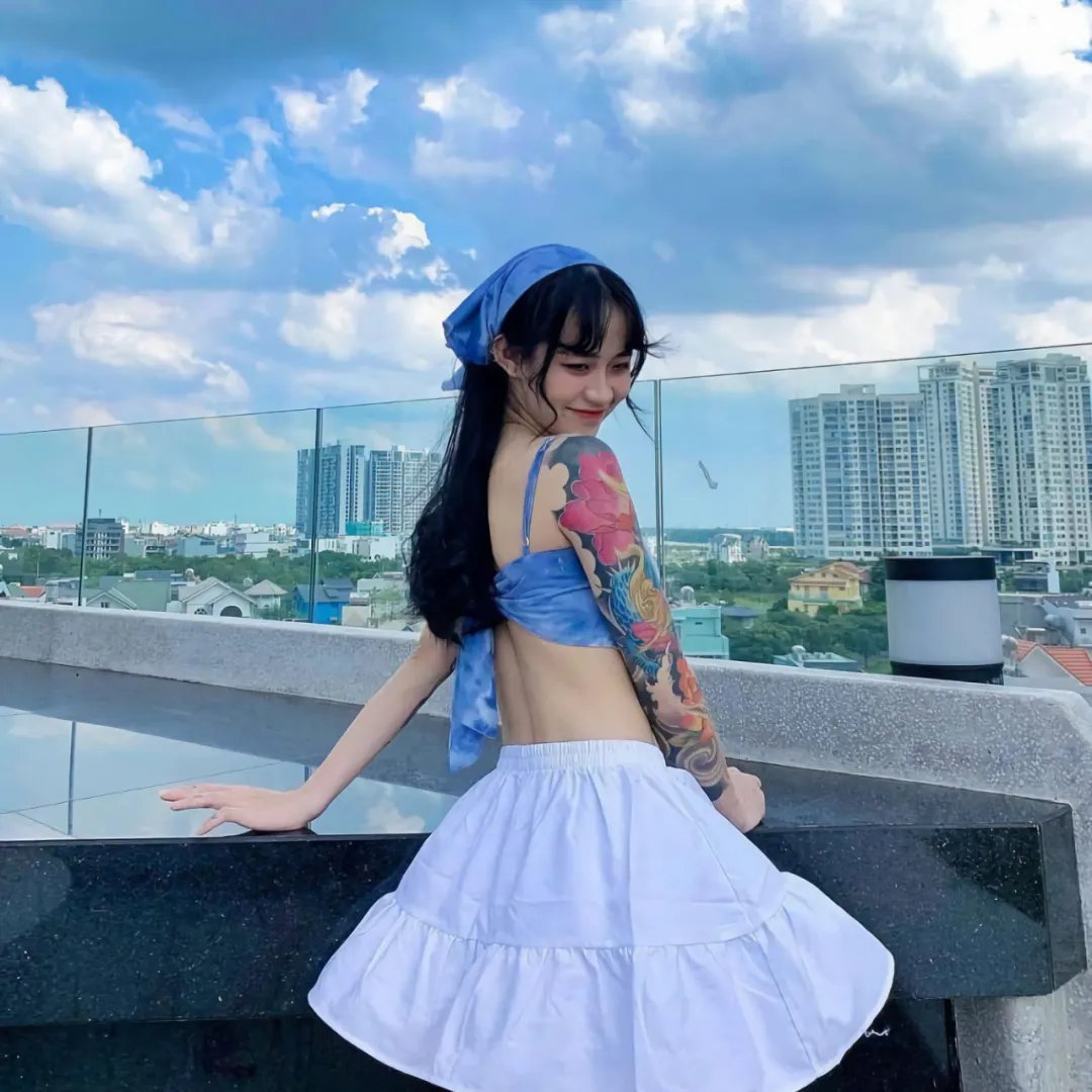蓝色嘴巴的脸